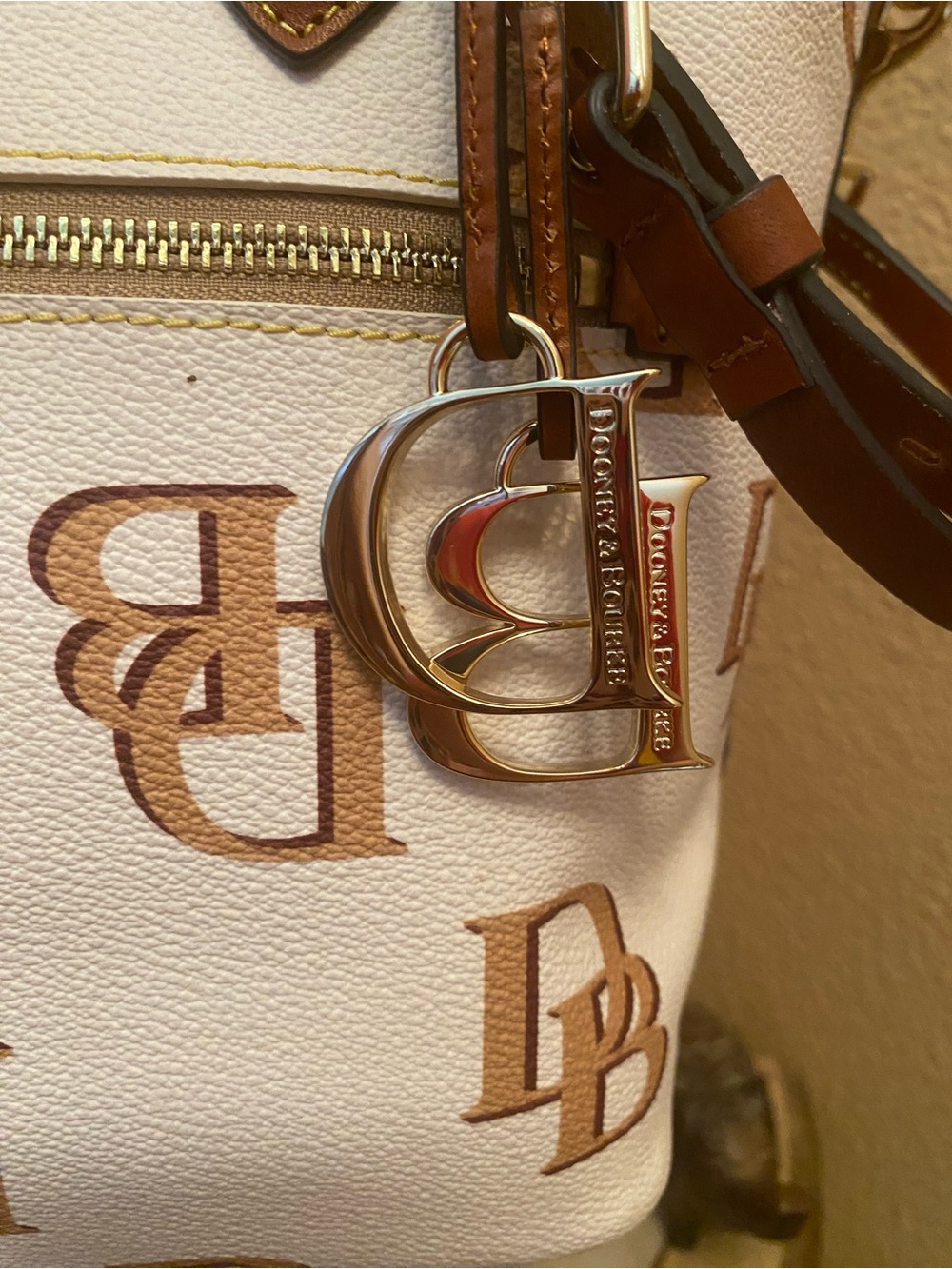 Dooney & Bourke - LIKE NEW - Monogram Tote in beige/ivory with tan leather trim - Picture 4 of 16